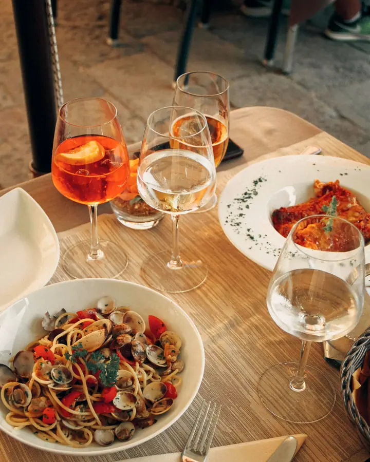 Aperitivo: spritz, białe wino i spaghetti z małżami