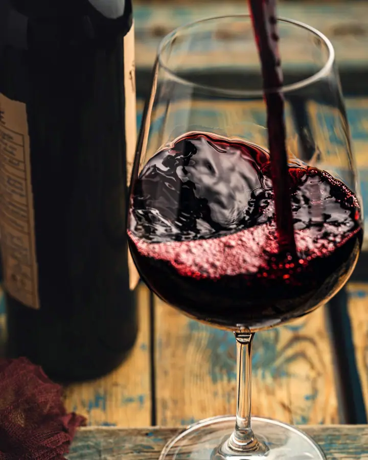 Czerwone wino nalewane do kieliszka